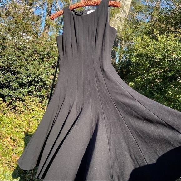 Calvin Klein petit LBD to accentuate your figure and boost your ego. Fit n flare - Picture 9 of 9